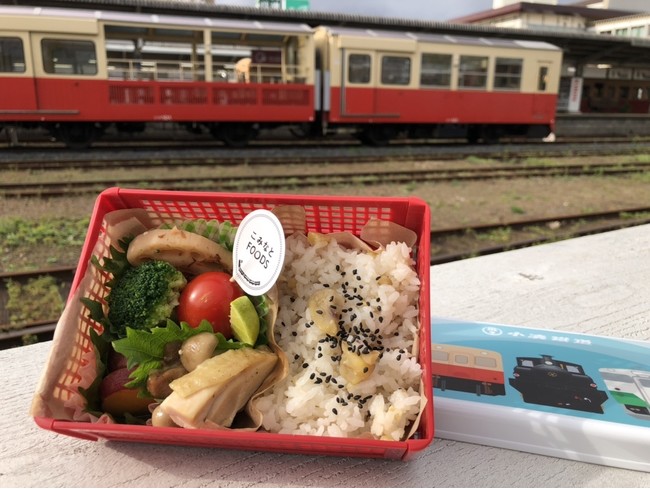 【五井駅・カフェ】「こみなと待合室」小湊鉄道目の前！　列車を見ながらのんびりくつろぐ！　注目メニューは「安全第一カレー」と「ジビエドッグ」