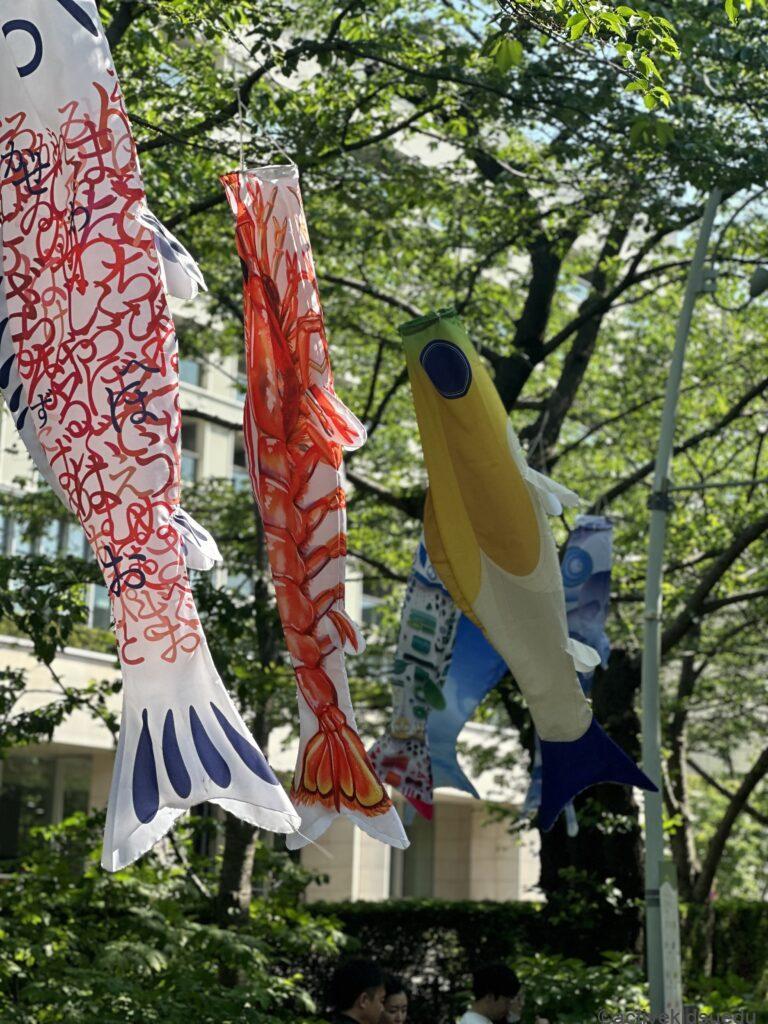 【都内・こいのぼり2023】アーティスト鯉のぼり100匹＆ピクニック体験「MIDTOWN OPEN THE PARK 2023」／東京ミッドタウン
