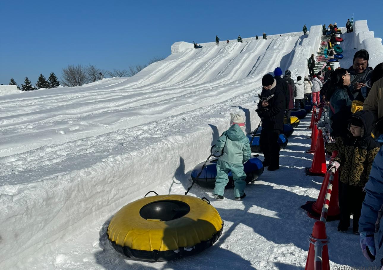 【子供とおでかけ雑学】さっぽろ雪まつり「つどーむ会場」の「巨大雪の滑り台（チューブスライダー）で絶対滑る方法は？　行って分かった攻略法／2月6日