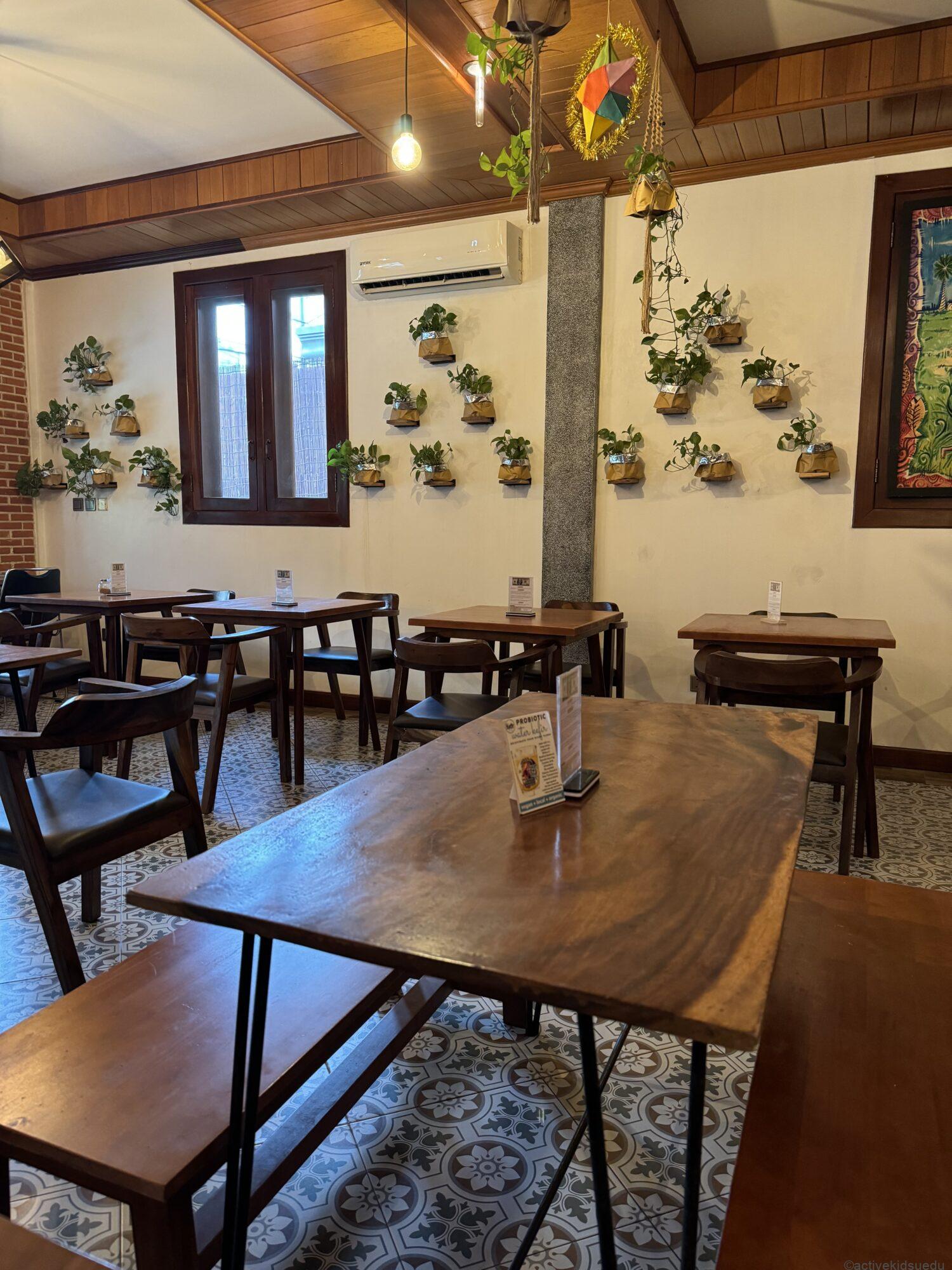 【子連れ写真レポ・アンコールワットのレストラン（シムリアップ観光）】SOURCE　CAFE／日本人オーナーDEN HOTEL TOTONOU SIEM REAP「タプール通り」周辺カフェ