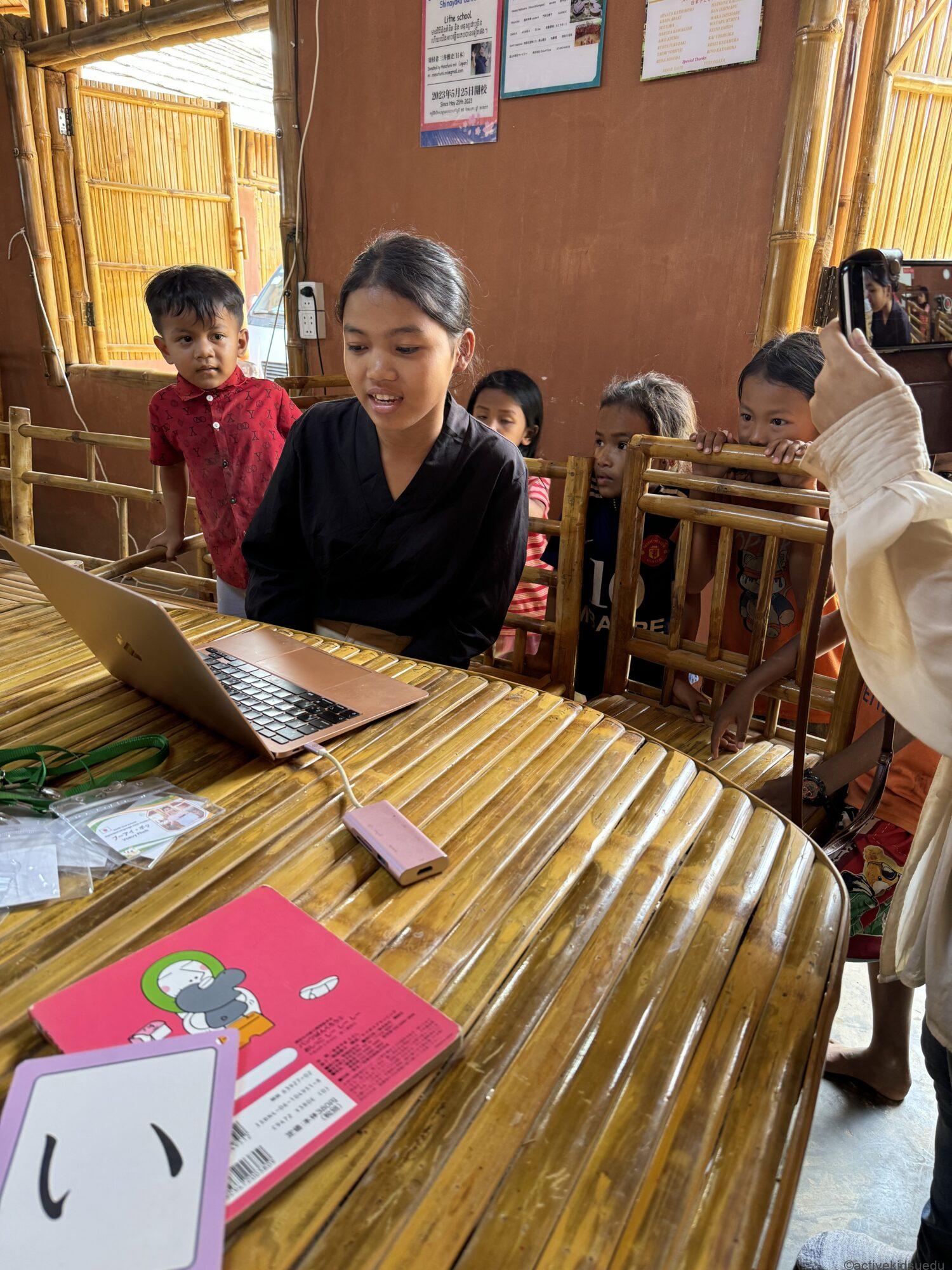 カンボジアには、日本人により建設された数多くの小学校が存在します。有名芸能人や企業が資金を提供し、今もなお新たな学校建設が続いています。今回、人気インフルエンサーの招きにより、NPO法人earth treeが運営する小学校を訪問する機会に恵まれました。