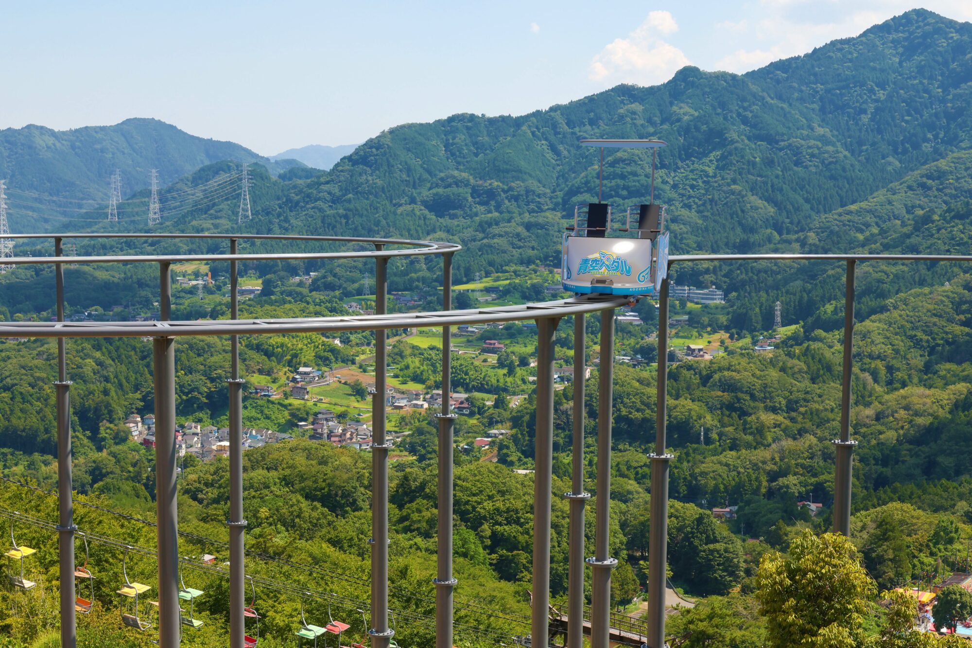 【さがみ湖MORI MORI・新アトラクション・割引】「青空ペダル」で特別体験!標高370mの高所に設置された二人乗りの自転車型アトラクション2025年9月13日(土)にオープン
